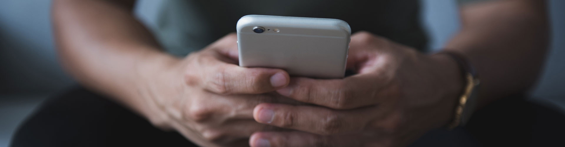 Smartphone in Hand: The Pros and Cons of Mobile Devices for Businesses Smartphone in Hand: The Pros and Cons of Mobile Devices for Businesses